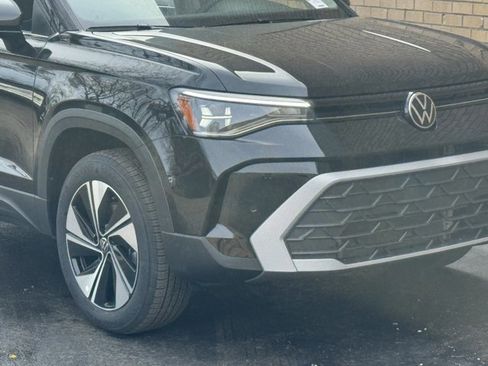 New 2026 Volkswagen Taos SE image 3