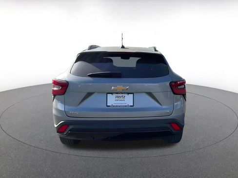 Used 2025 Chevrolet Trax LT w/ LT Convenience Package FWD image 12
