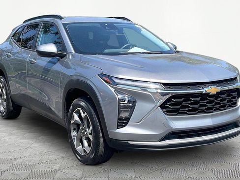 Used 2025 Chevrolet Trax LT FWD image 3