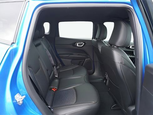 Used 2025 Jeep Compass Latitude w/ Altitude Special Edition image 9