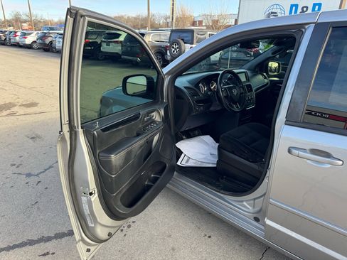Used 2017 Dodge Grand Caravan SE image 12