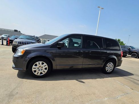 Used 2019 Dodge Grand Caravan SE w/ UConnect Hands-Free Group FWD image 3