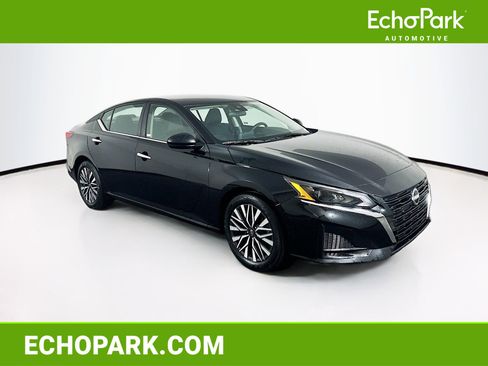 Used 2025 Nissan Altima 2.5 SV FWD image 1