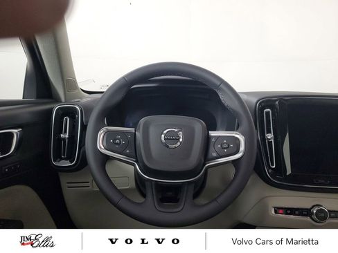 Used 2025 Volvo XC40 B5 Plus image 17