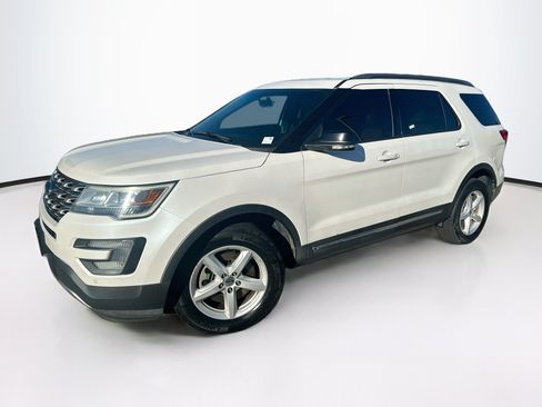Used 2016 Ford Explorer XLT w/ Equipment Group 202A AWD/4WD image 3