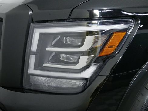 Used 2021 Nissan Titan PRO-4X w/ Pro-4x Convenience Package AWD/4WD image 14