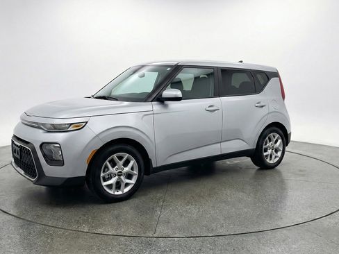 Used 2025 Kia Soul LX w/ LX Technology Package FWD image 3
