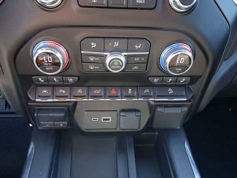 Used 2021 GMC Sierra 1500 AT4 w/ AT4 Value Package AWD/4WD image 17