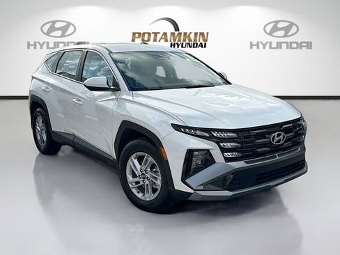 Certified 2025 Hyundai Tucson SE image 3