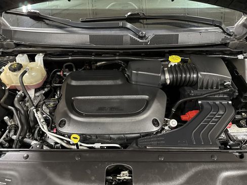 Used 2025 Chrysler Pacifica Select image 25