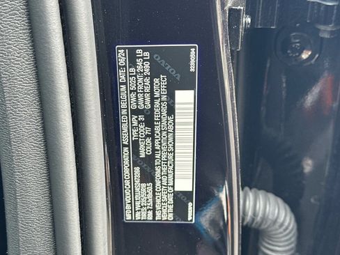 Certified 2025 Volvo XC40 B5 Core image 30