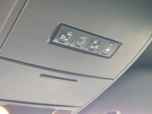 Used 2018 Dodge Grand Caravan SXT image 9