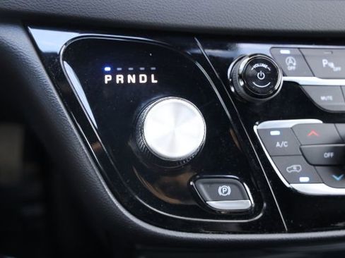 Used 2026 Chrysler Pacifica Select image 47