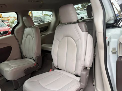 Used 2017 Chrysler Pacifica Touring FWD image 43