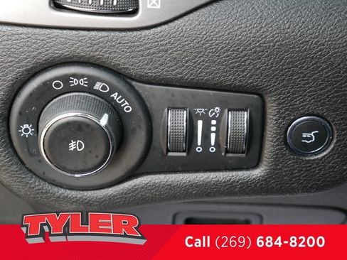 Used 2021 Jeep Cherokee Limited AWD/4WD image 23