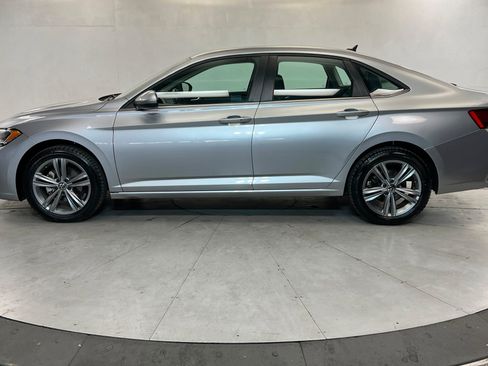 Used 2024 Volkswagen Jetta SE FWD image 2