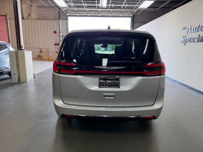 Used 2024 Chrysler Pacifica Touring-L FWD image 4