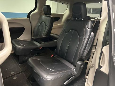 Used 2019 Chrysler Pacifica Touring-L image 16