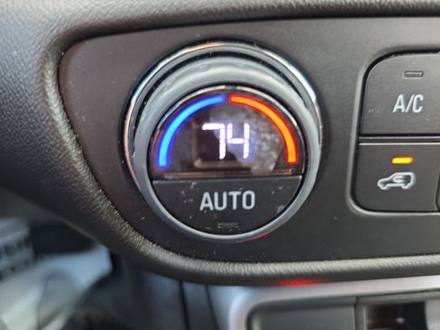 Used 2024 GMC Terrain SLT image 30