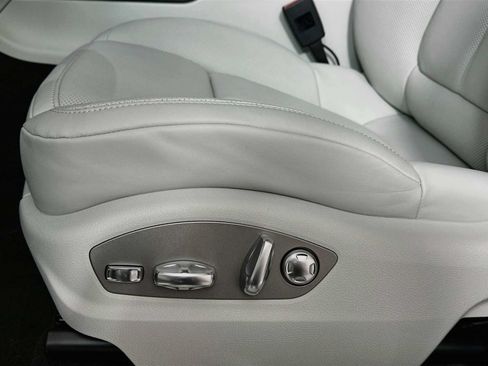 Certified 2026 Porsche Macan AWD/4WD image 13