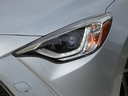 Used 2020 Toyota Yaris XLE FWD image 3