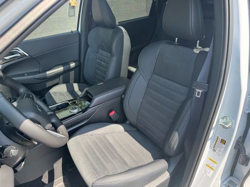 New 2025 Mitsubishi Outlander SE image 23