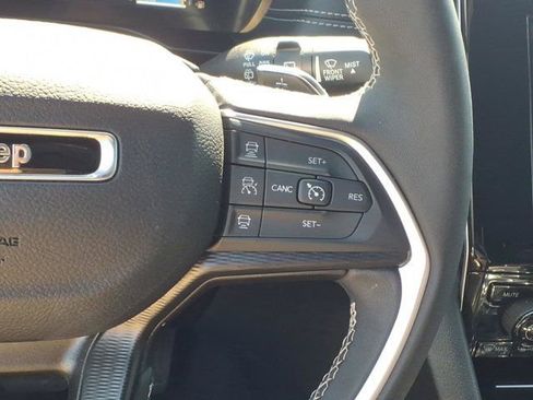 Used 2025 Jeep Grand Cherokee L Altitude AWD/4WD image 18