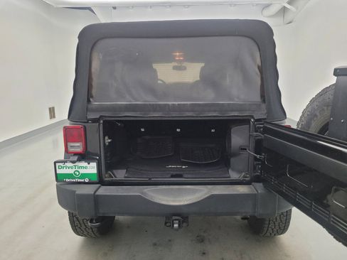 Used 2014 Jeep Wrangler Unlimited Rubicon w/ Connectivity Group AWD/4WD image 29