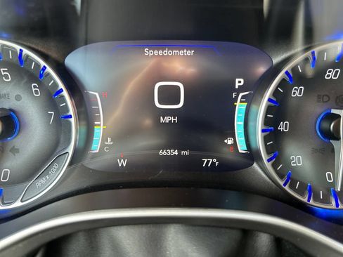 Used 2023 Chrysler Pacifica Touring-L FWD image 25