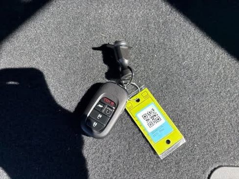 Used 2025 Honda Pilot Sport image 24