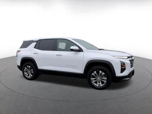 Used 2025 Chevrolet Equinox LT image 2