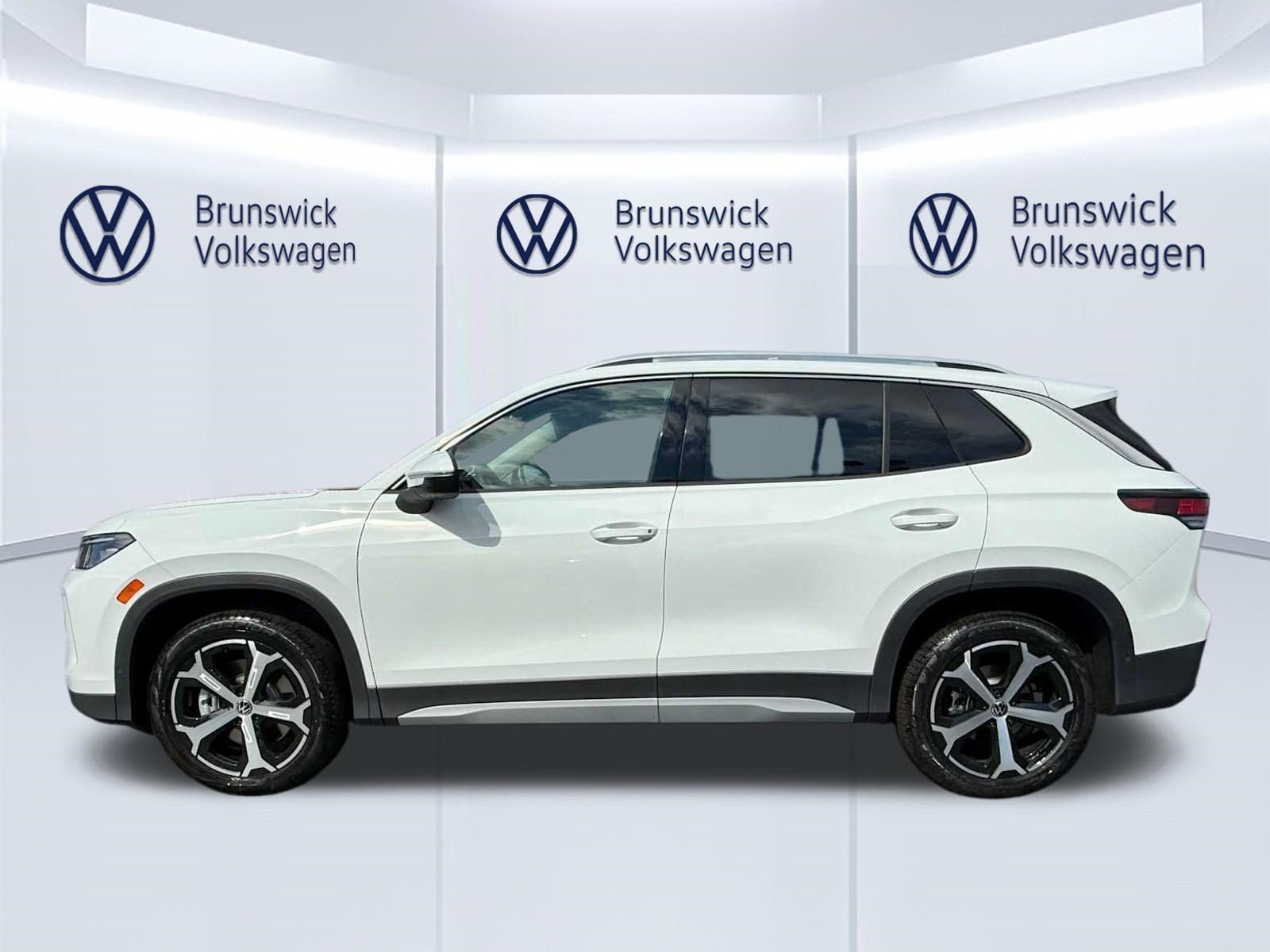 New 2026 Volkswagen Tiguan SE AWD/4WD image 3