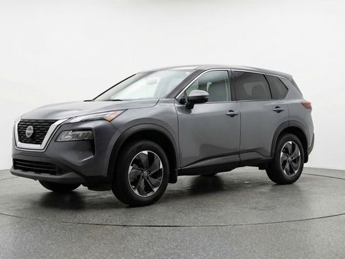 Used 2025 Nissan Rogue SV image 3