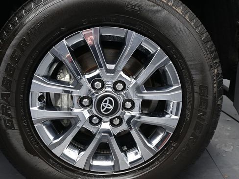 Used 2024 Toyota Tacoma Limited w/ Limited Package (LT) image 11