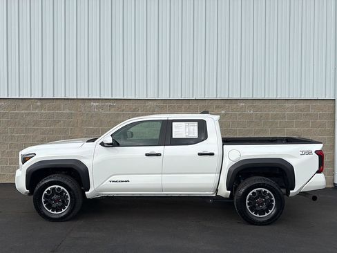 Used 2025 Toyota Tacoma TRD Off-Road AWD/4WD image 32