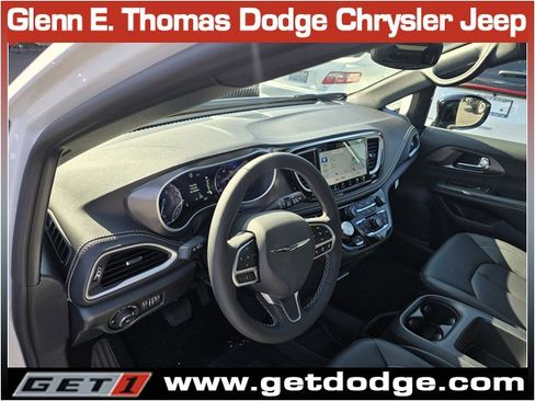 New 2026 Chrysler Pacifica Select image 8