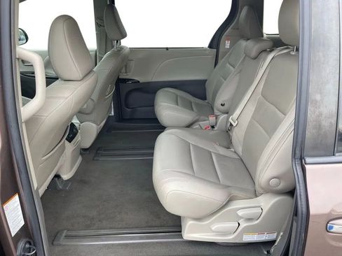Used 2019 Toyota Sienna XLE FWD image 13