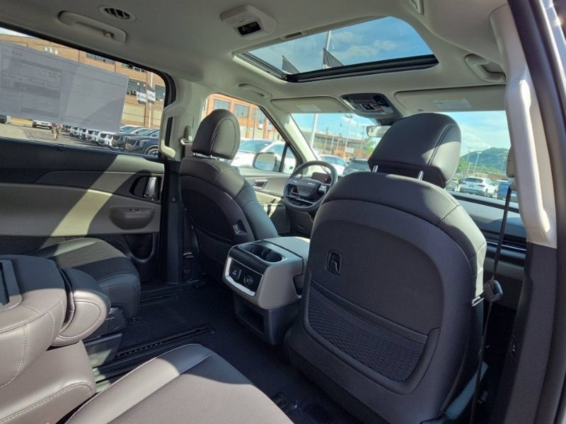 New 2027 Kia Carnival SX FWD image 18