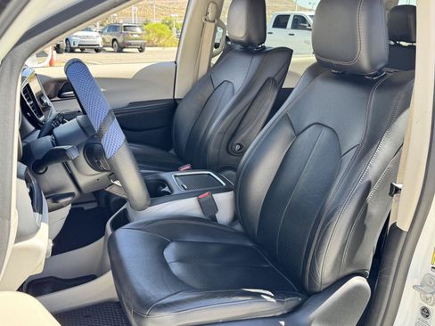 Used 2018 Chrysler Pacifica Touring-L Plus FWD image 28