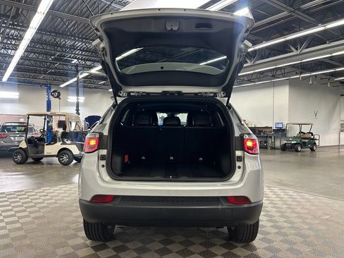 Used 2024 Jeep Compass Latitude AWD/4WD image 9