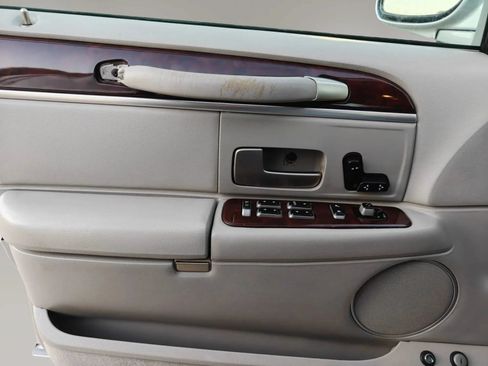 Used 2007 Lincoln Town Car Signature RWD image 16