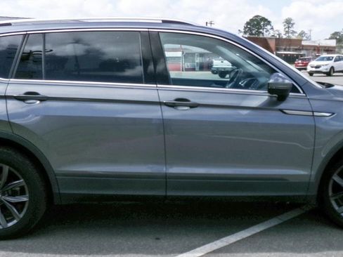 Used 2022 Volkswagen Tiguan SE image 6