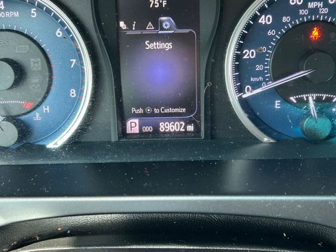 Used 2016 Toyota Camry LE image 29