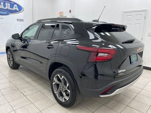 Certified 2024 Chevrolet Trax LT w/ Driver Confidence Package FWD image 17