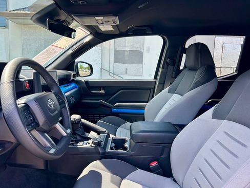 Certified 2025 Toyota Tacoma TRD Off-Road AWD/4WD image 10
