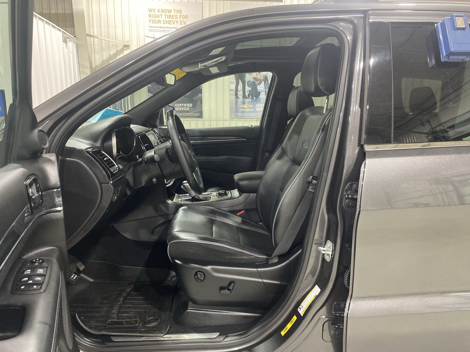 Used 2019 Jeep Grand Cherokee Overland AWD/4WD image 2