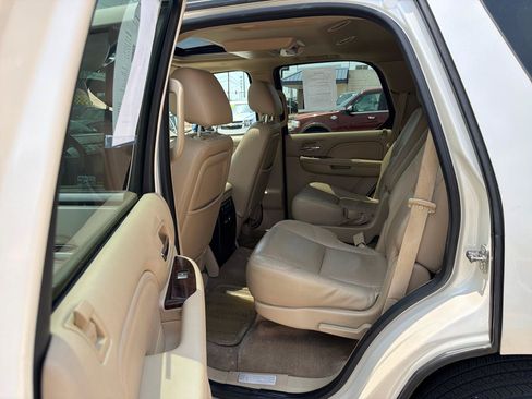 Used 2012 Cadillac Escalade Luxury RWD image 31
