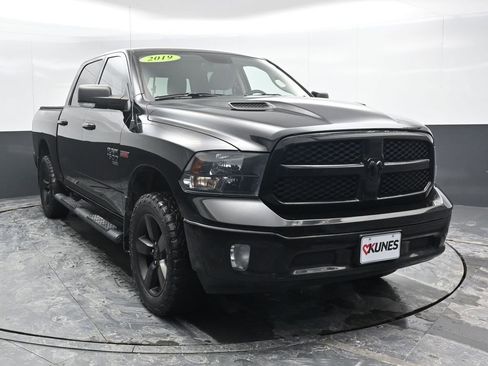 Used 2019 RAM 1500 Classic SLT w/ Black Appearance Group image 4