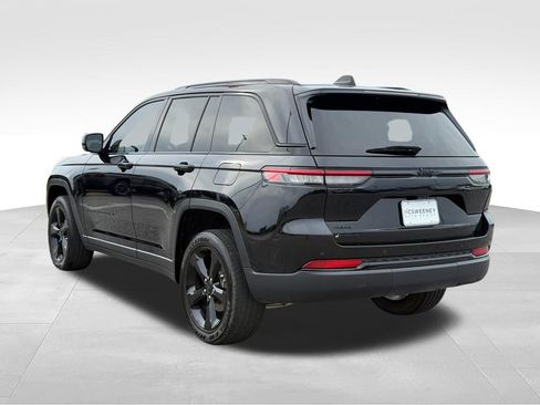 Used 2025 Jeep Grand Cherokee Altitude AWD/4WD image 3