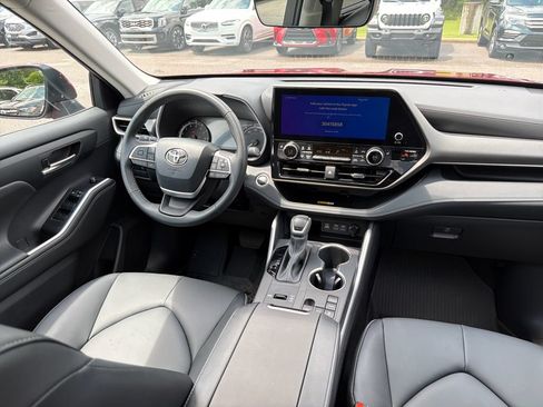 Used 2025 Toyota Highlander XLE FWD image 38